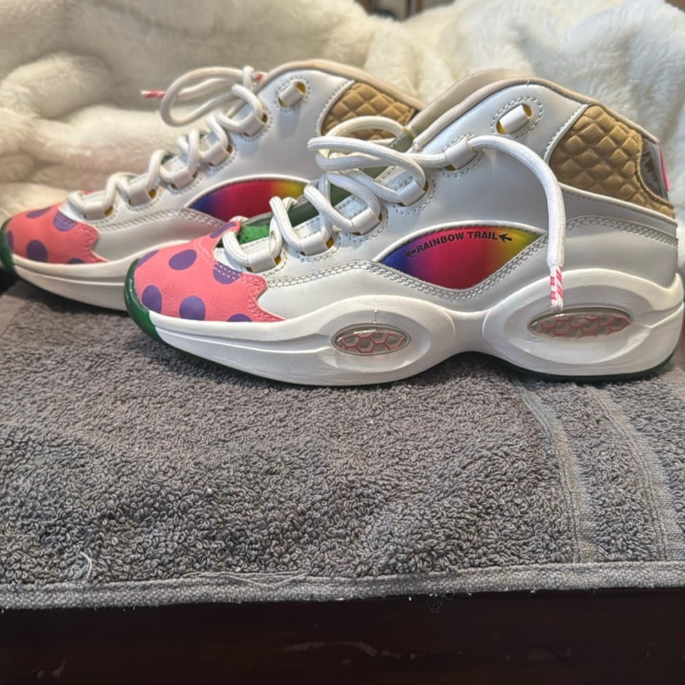 Reebok Question Mid
Candy Land Girls size 6 extremely good condition no box.